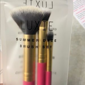 Luxie 3 piece brush set.
